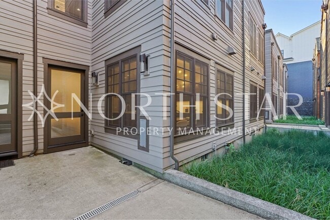 Building Photo - Luxury Living in the Heart of Lake Oswego: Stylish 3-Story Townhouse