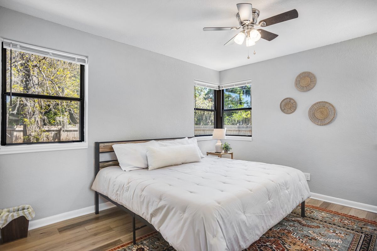 Building Photo - 427 Holly Ave