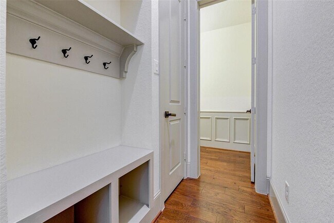Building Photo - 5710 Brancott Way