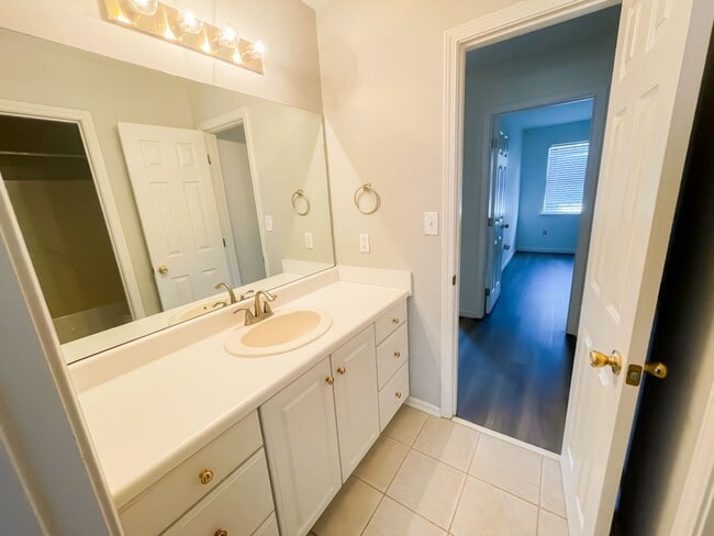 Building Photo - 4 Bedroom 2 Bath Townhouse in Pelham