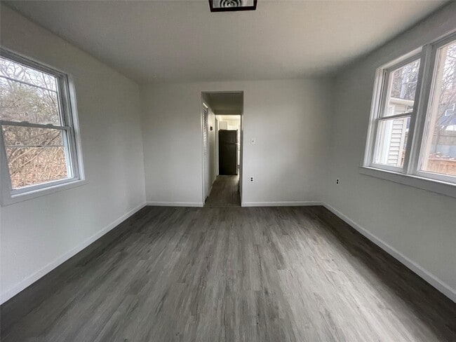 Building Photo - 17 Hide Away Ln