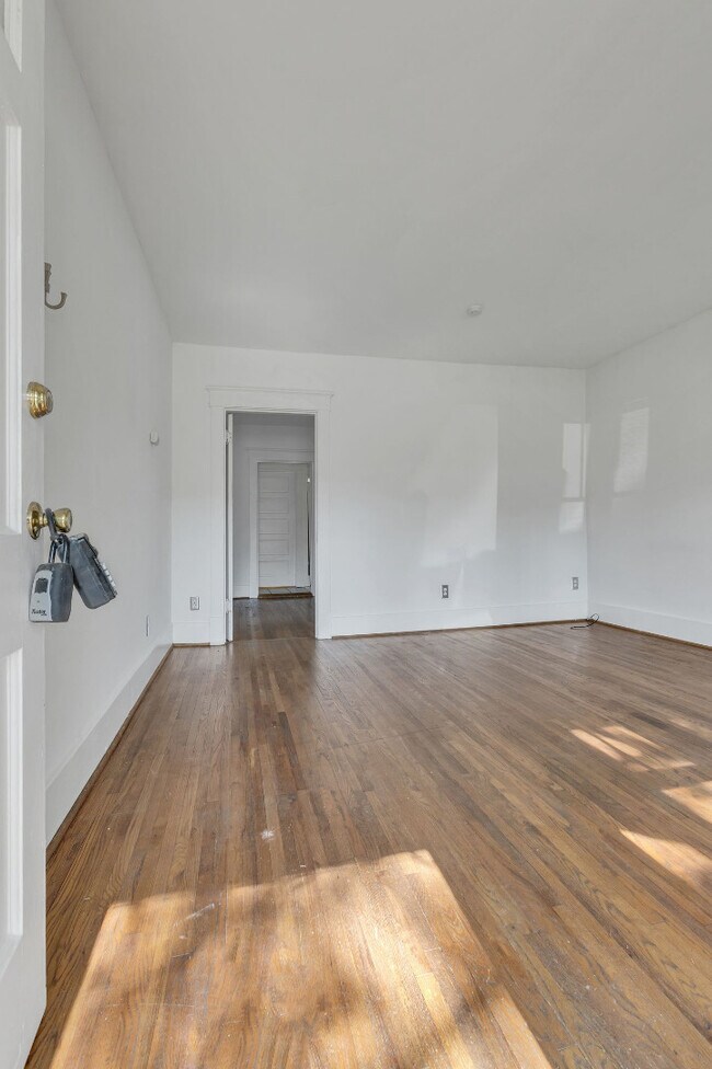 Building Photo - Charming Sylvan Park Shotgun Apartment in a Darling Triplex!
