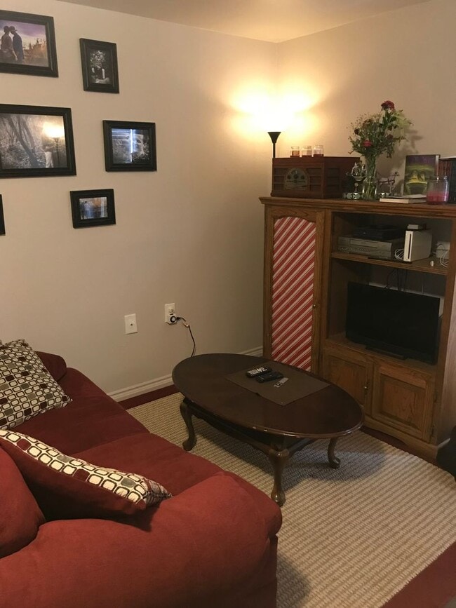 Building Photo - ALL utilities Included 2 Bedroom UNDER $1500