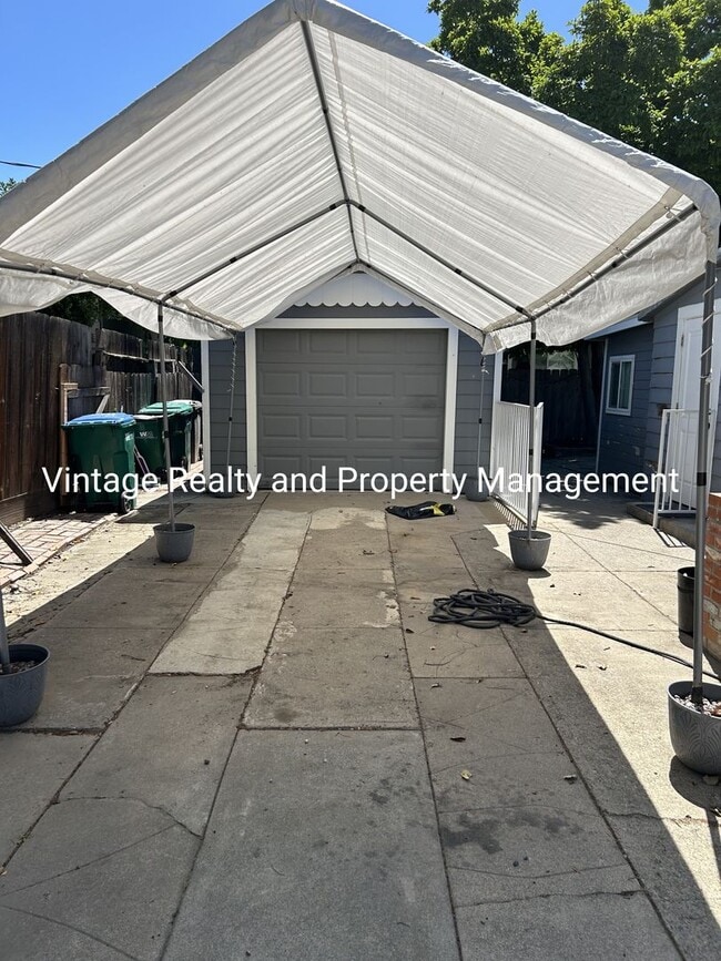 Building Photo - Updated 2 Bedroom Classic Home That's Ready To Go!!!