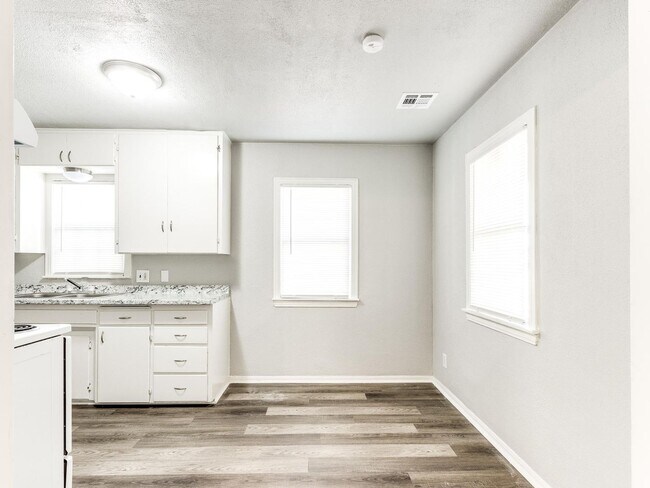 Building Photo - Charming 2 bed 1 bath home with many updates!