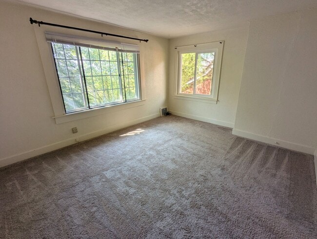 Building Photo - 2 Bedroom 1.5 Bathroom Single Family Home ...