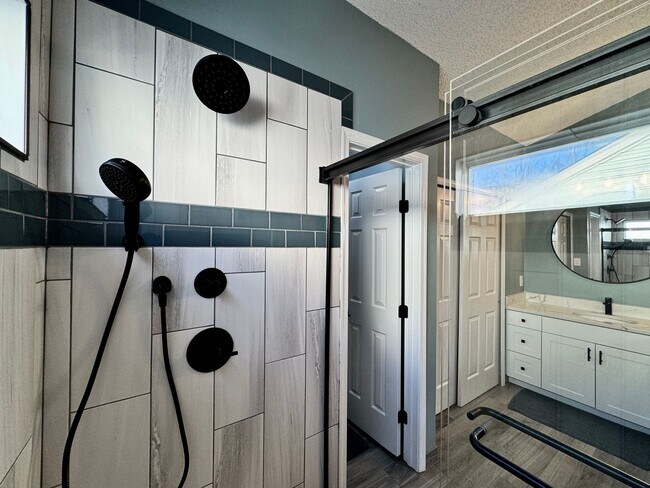 Building Photo - A Fabulous Home w/Water & Golf Course Views Available 05-04-26! Fenced Yard & Dog-Friendly!