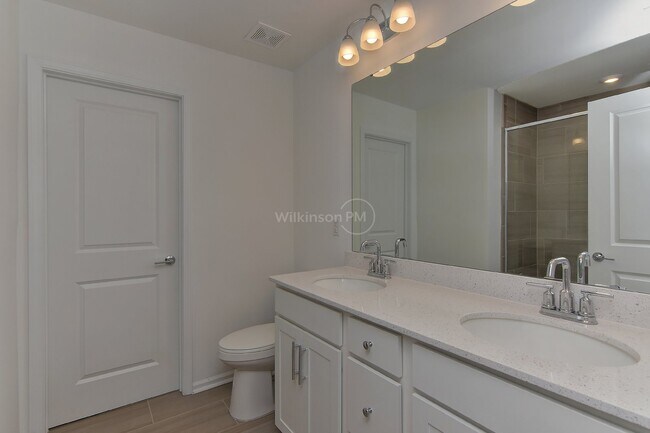 Building Photo - Beautiful 3BD/2.5BTH Townhouse with Commun...