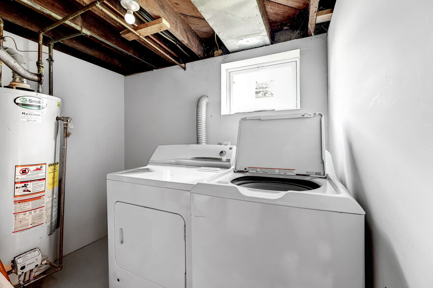 Lower level has its own washer and dryer! - 715 N George Mason Dr