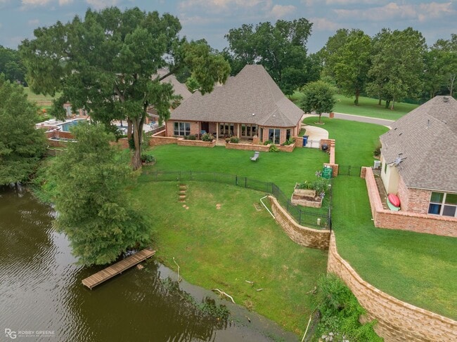 Building Photo - Beautiful Home on the Red River....