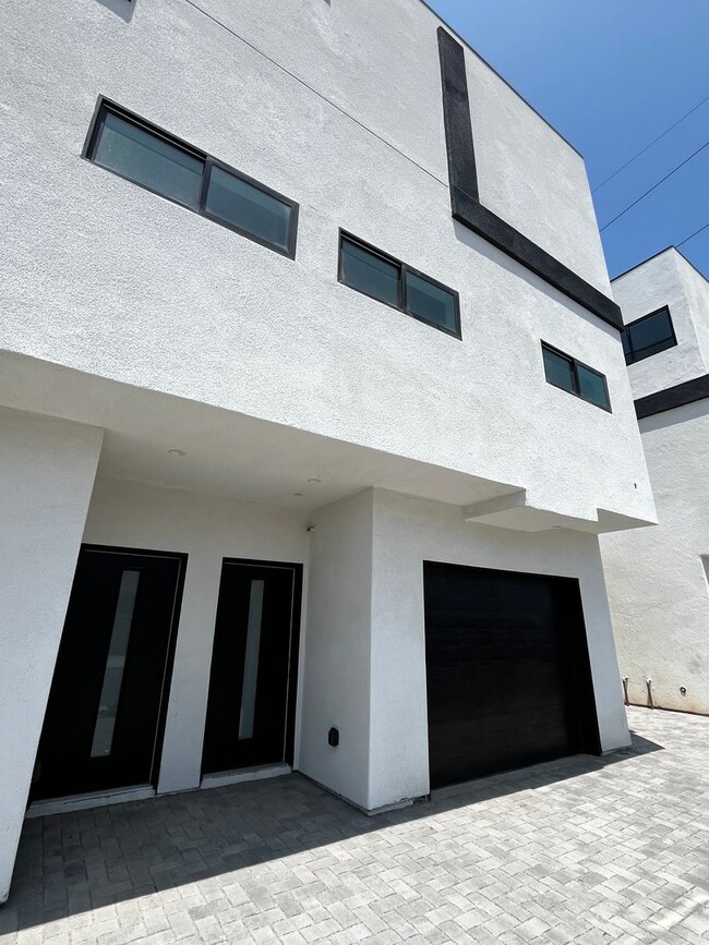 Building Photo - Lennox