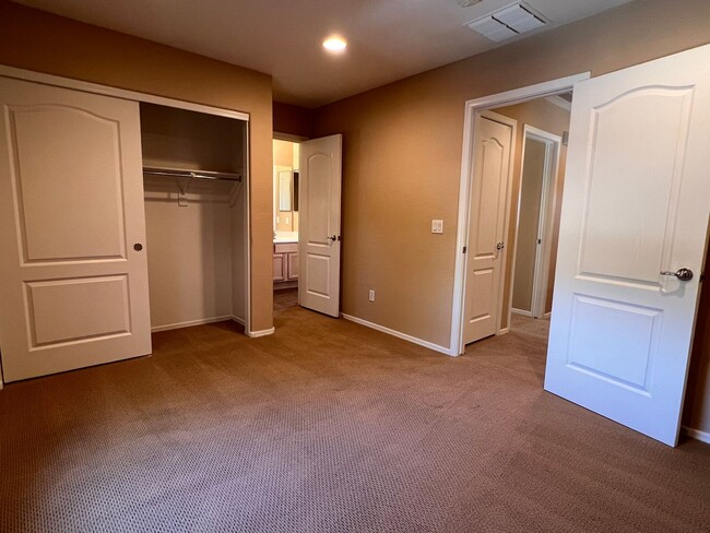 Building Photo - 5 Bed 4 Bath Beautiful Gilbert Home - Gated Community On Golf Course