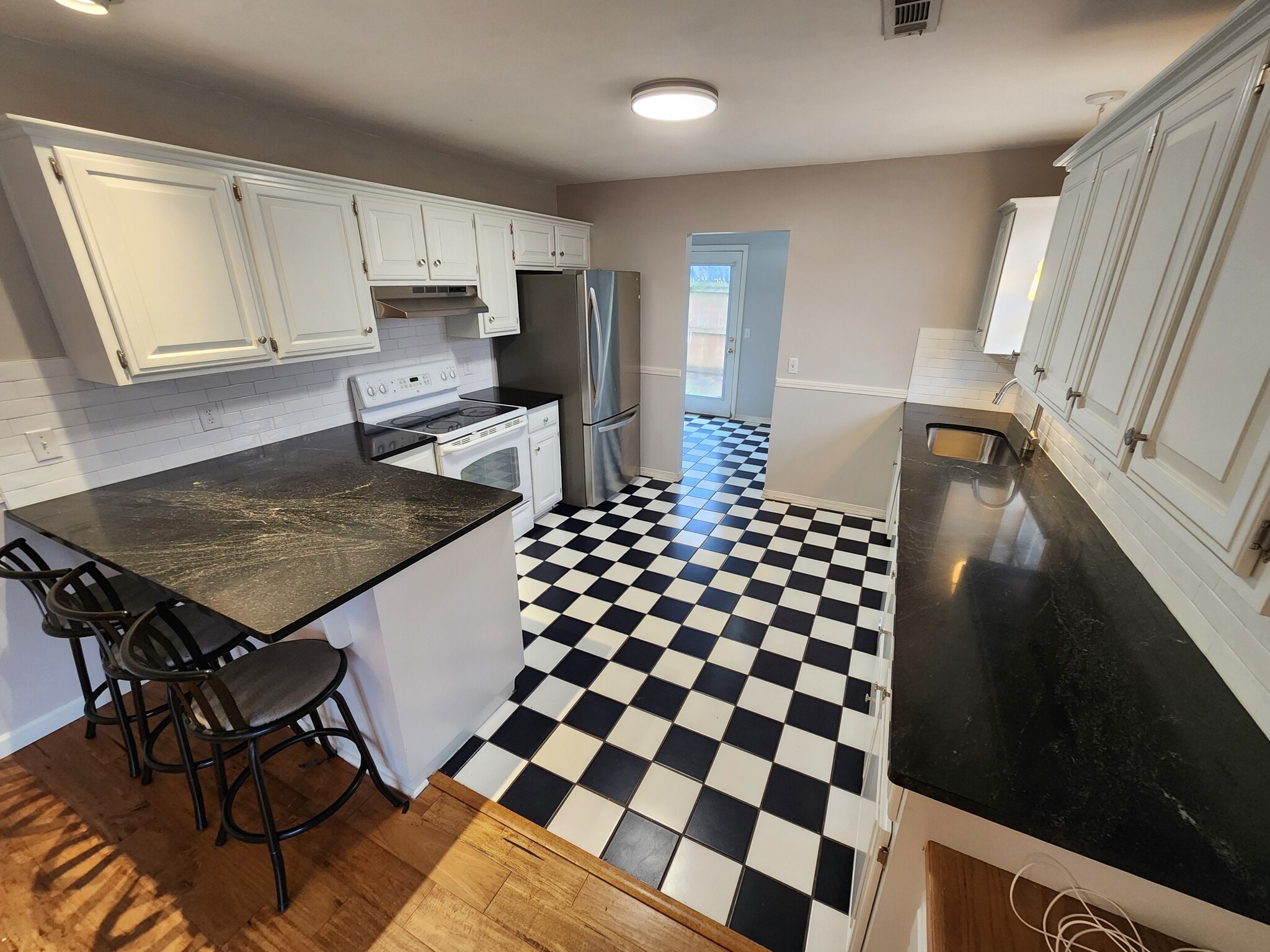 kitchen - 644 W Oaklawn Dr