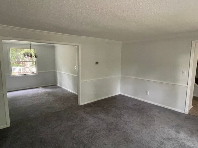 Building Photo - Spacious Chesterfield 2 Story