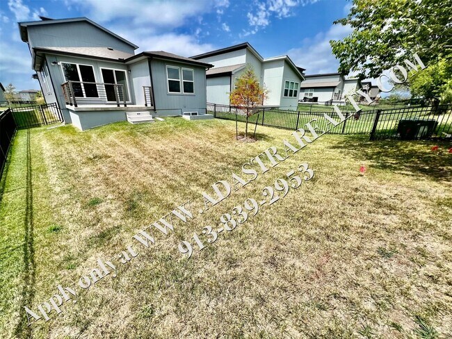 Building Photo - Beautiful Like New 4 Bed 4 Bath Home in Overland Park-Available NOW!!