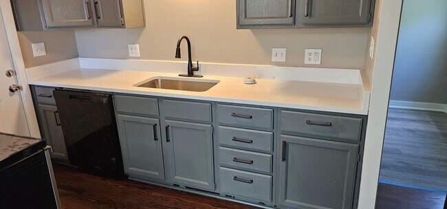 Building Photo - COMING SOON!! Available Soon in SF KCMO