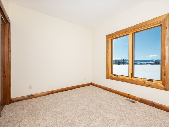 Building Photo - Spacious & Elegant 3-Bedroom Home – Flexib...