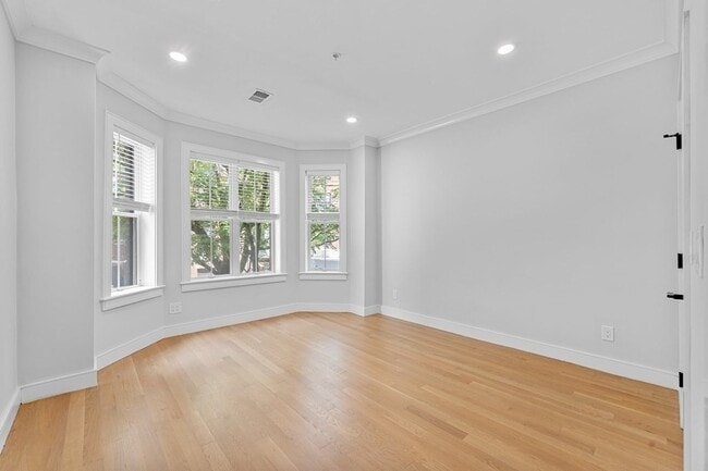 Building Photo - 535 Newbury St