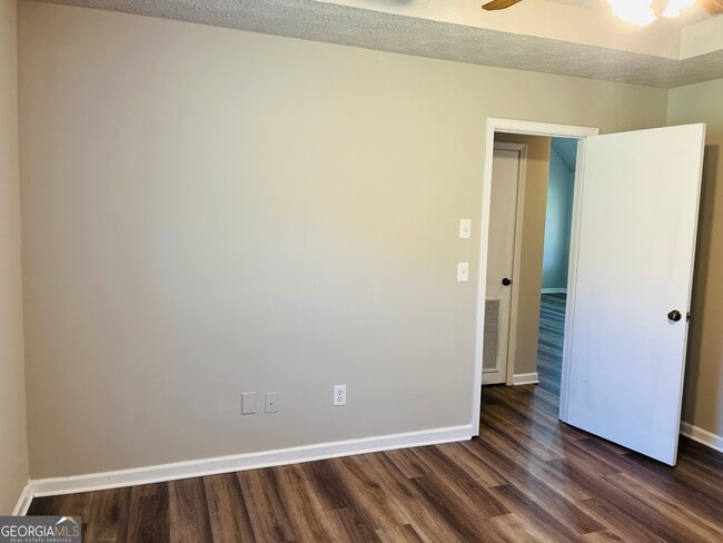 Building Photo - 10 Fredda Ln