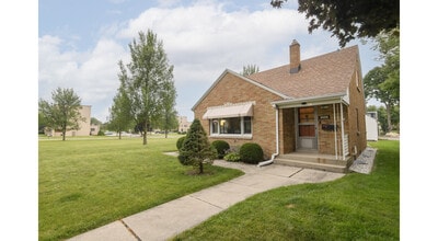 Building Photo - 3225 S 40th St