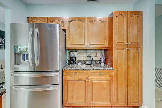 Building Photo - 238 SW Grove Ave