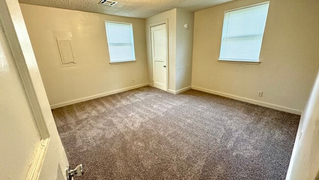 Building Photo - Savanna- Adorable two bedroom, one bath home.