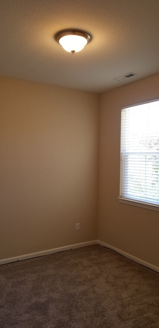 Building Photo - Large beautifully maintained newer home located in Demonte Ranch.