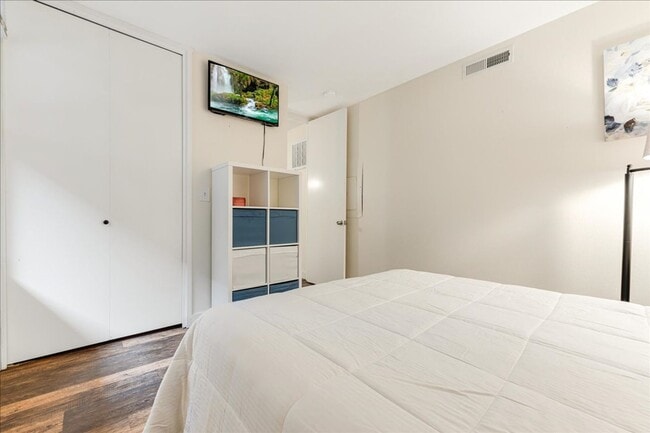 Building Photo - Furnished three bedroom condo on the lake available 2/1/26 - short term rental