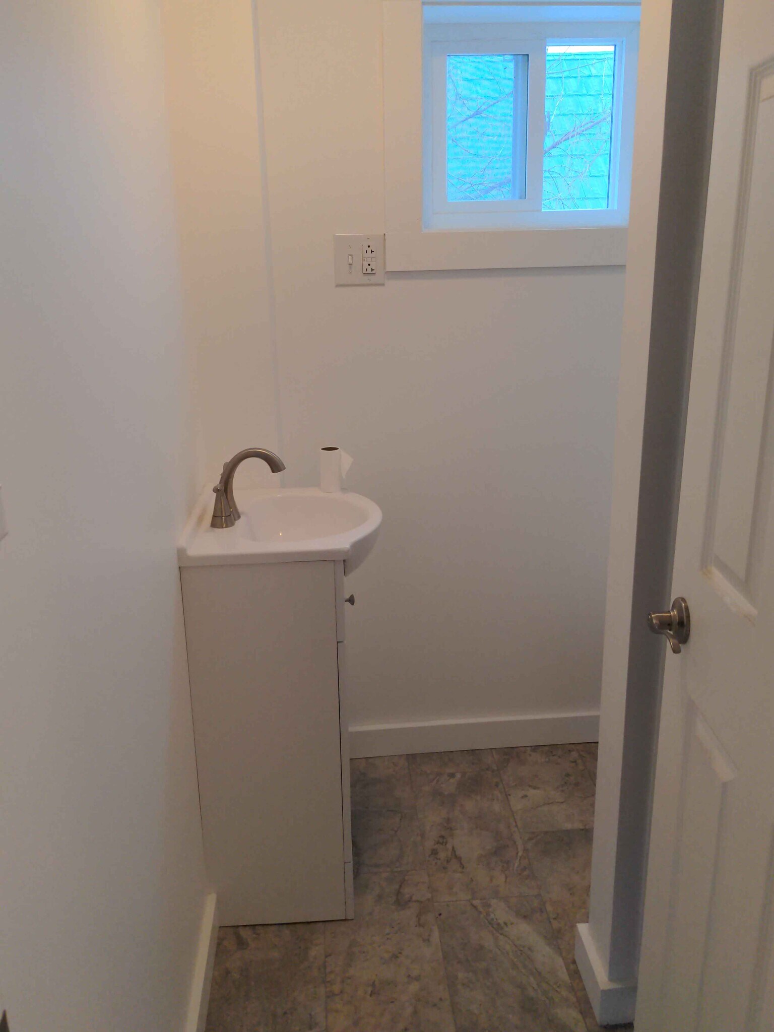 Style G1: 2 bedrooms / 1 bath, historic renovation, exposed beams and vaulted ceilings - 21 Depot St
