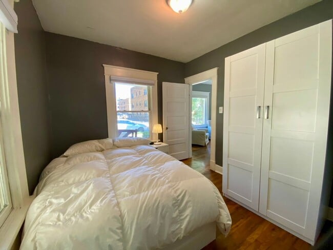 Building Photo - Two Bed Two Bath Home in West Plaza