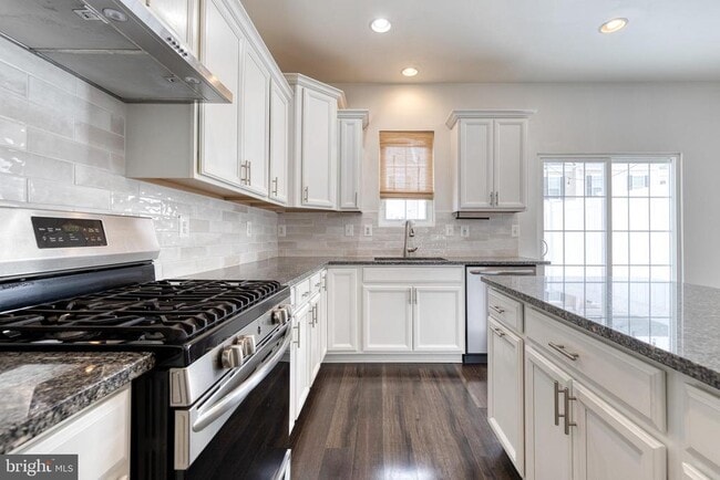 Building Photo - 8349 Daydream Cres