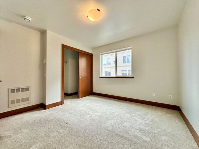 Building Photo - Modern 3-Bedroom Townhome with Stunning Ro...