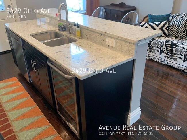 Building Photo - Beautifully Renovated Townhouse