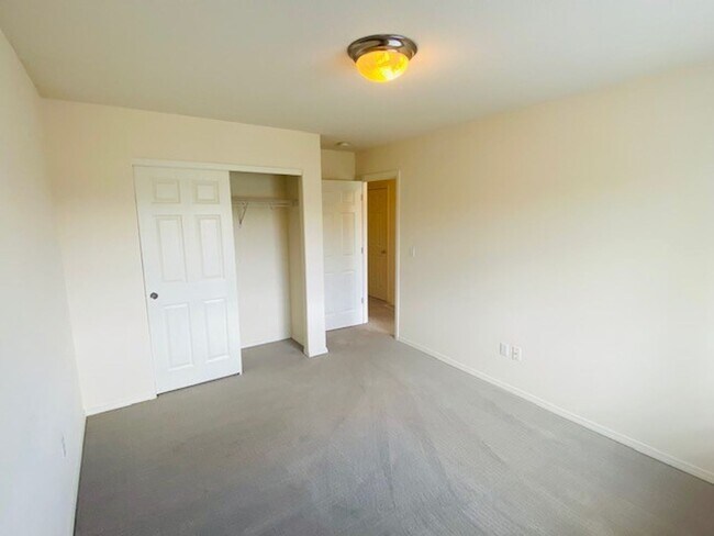 Building Photo - Charming and Spacious Home