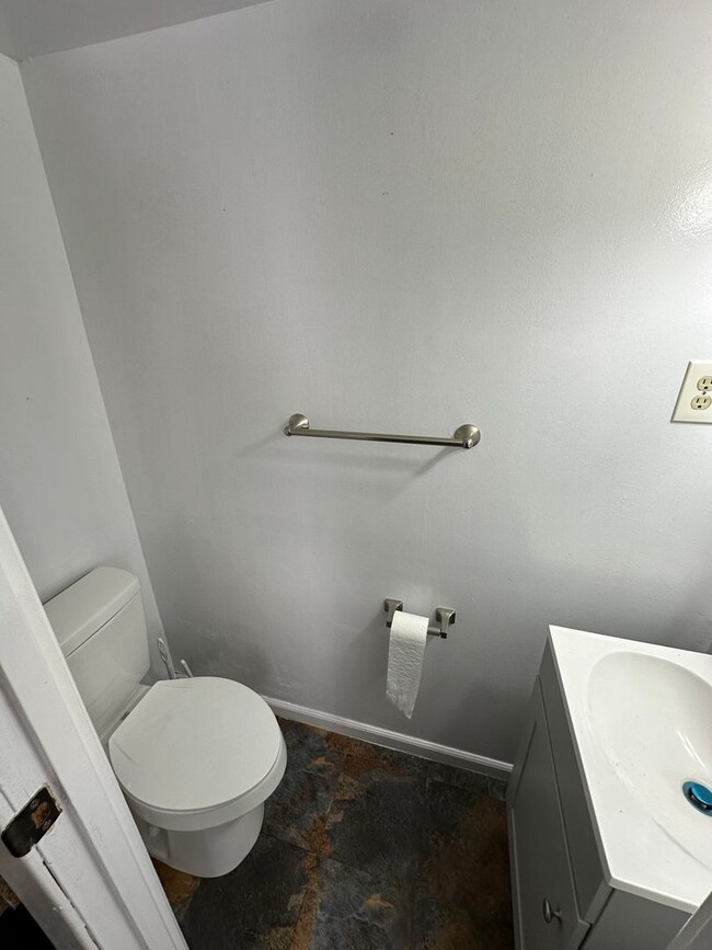 Building Photo - Henrico County Townhouse! 3 beds, 1.5 bath...
