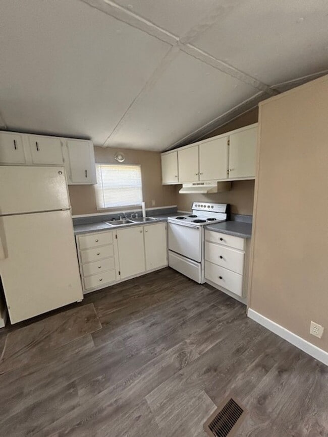 Building Photo - 2-bedroom, 2-bath mobile home