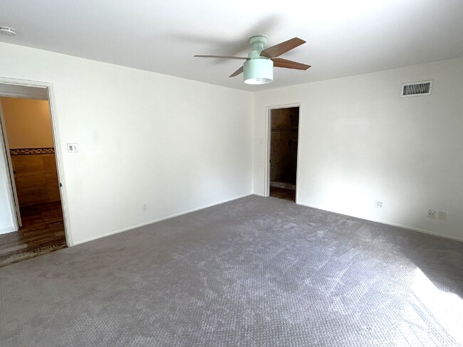 Building Photo - "Discover Your Dream Home: Spacious 3-Bed,...