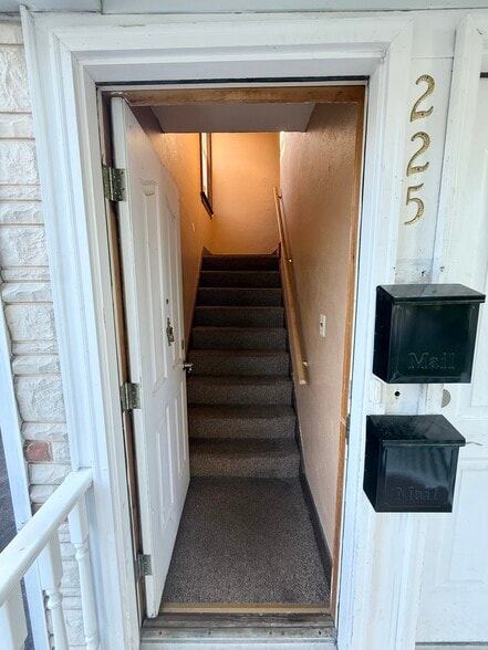 Entrance - 225 Wilmore Pl