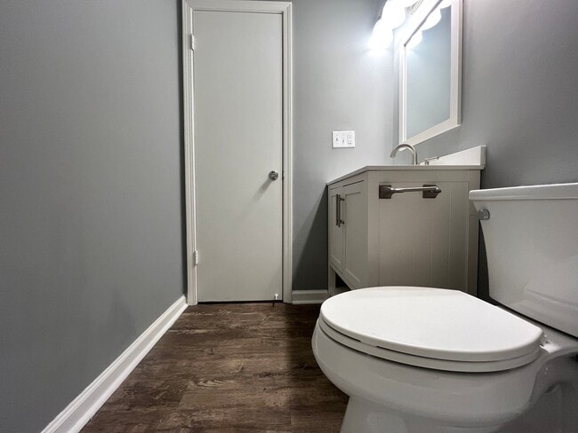 Building Photo - Newly listed!