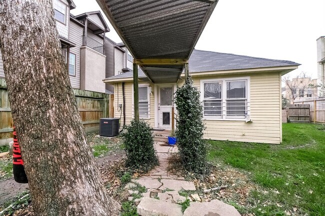 Building Photo - 5221 Darling St