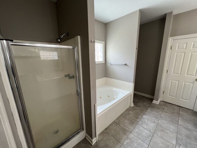 Building Photo - Location!  Location!  3 bedroom, 2 bath house in Beau Pre near LSU