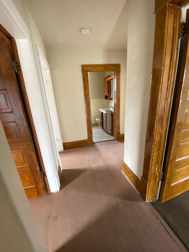 Building Photo - Spacious Home Available Now!