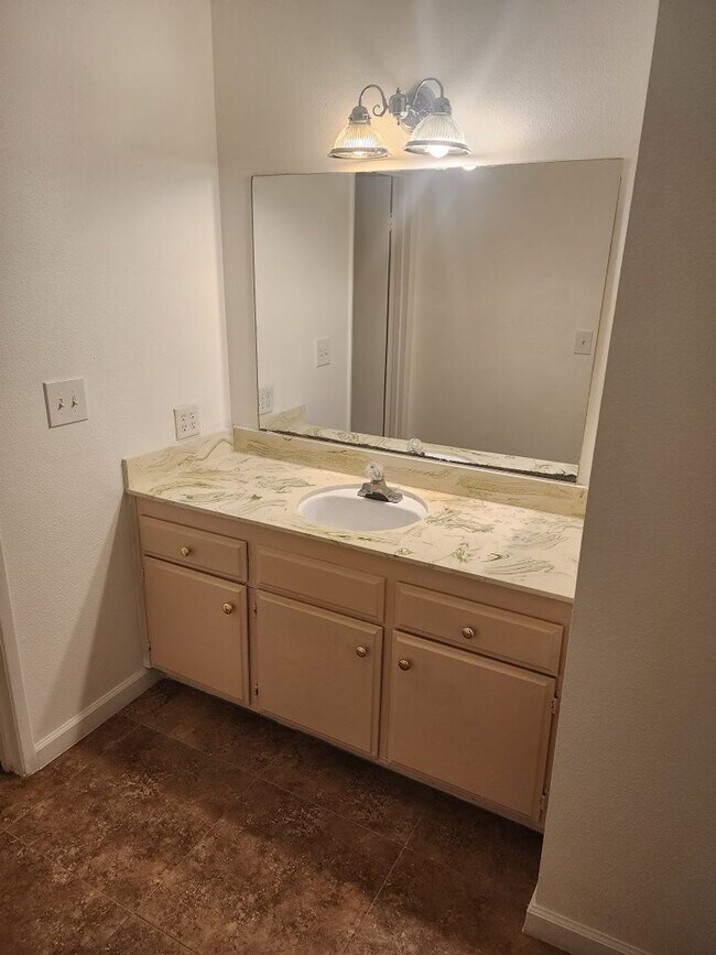 Building Photo - 3 bedroom/ 2 bath condo 1st floor condo