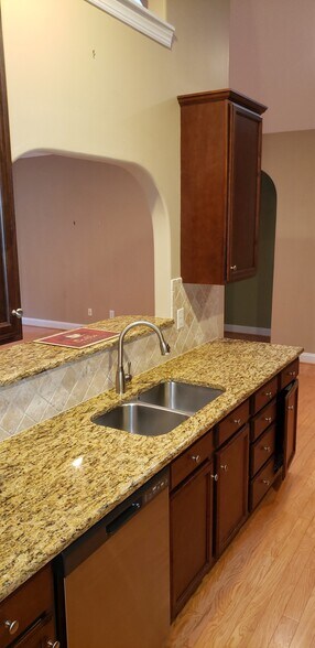 Building Photo - 315 St Nicholas Trl