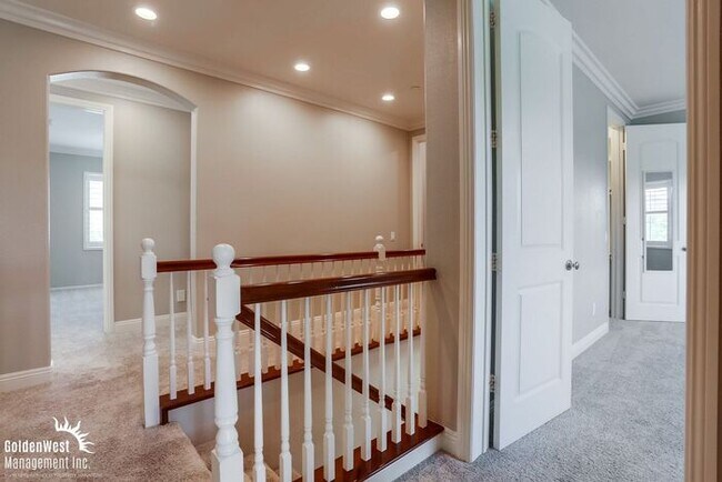Building Photo - Beautiful 5Bdm 2.5Ba Home with Mountain Vi...