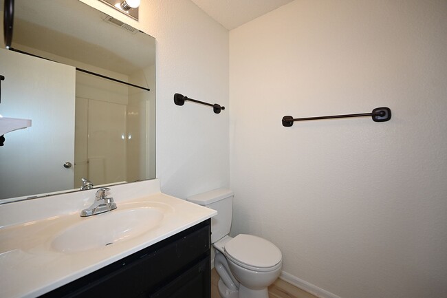 Building Photo - Nice 2 bedroom, 2.5 bath Townhouse with ba...