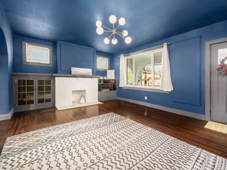 Building Photo - 211 E Jenkins Ave