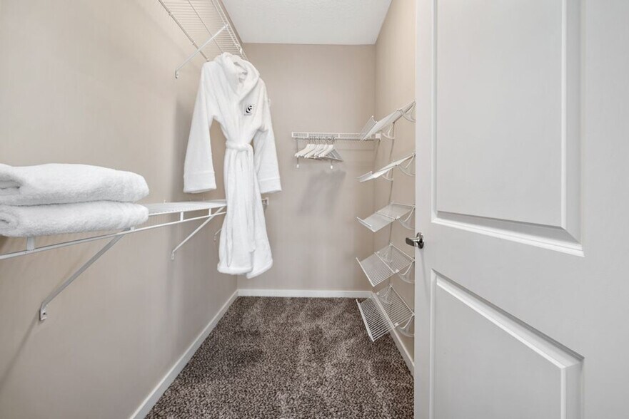Building Photo - 5761 Fenimore Trail Dr W