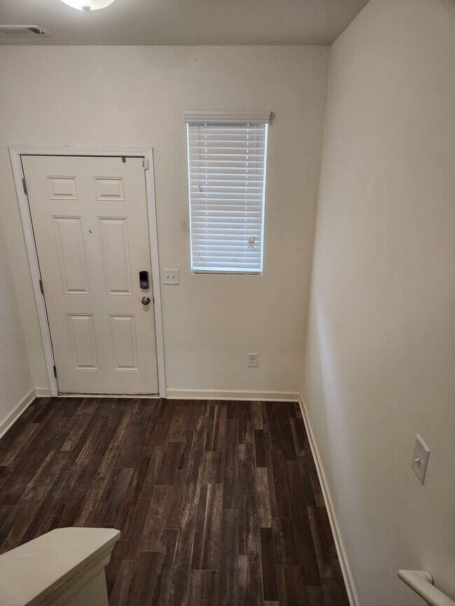 Building Photo - Home Sweet Home!