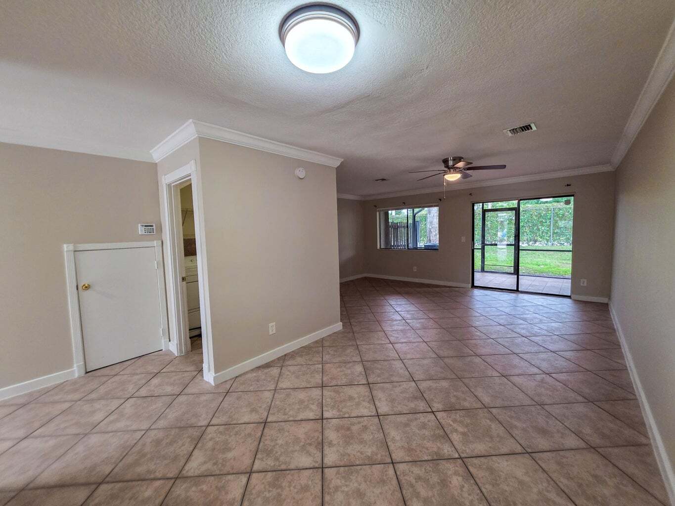 Building Photo - 902 Riverside Dr